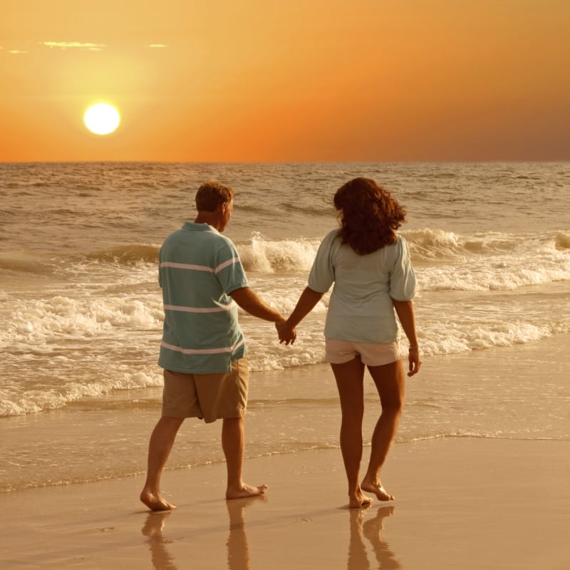 couple-walking-along-the-gulf-shores-of-alabama